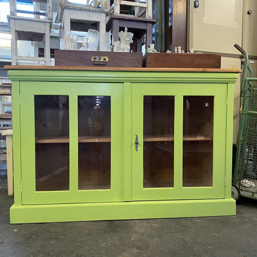 Groen houten dressoir