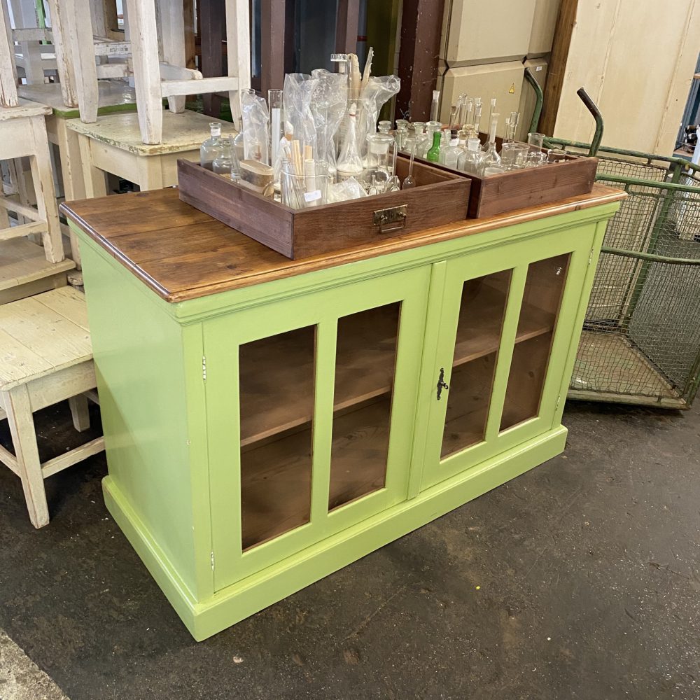 Groen houten dressoir