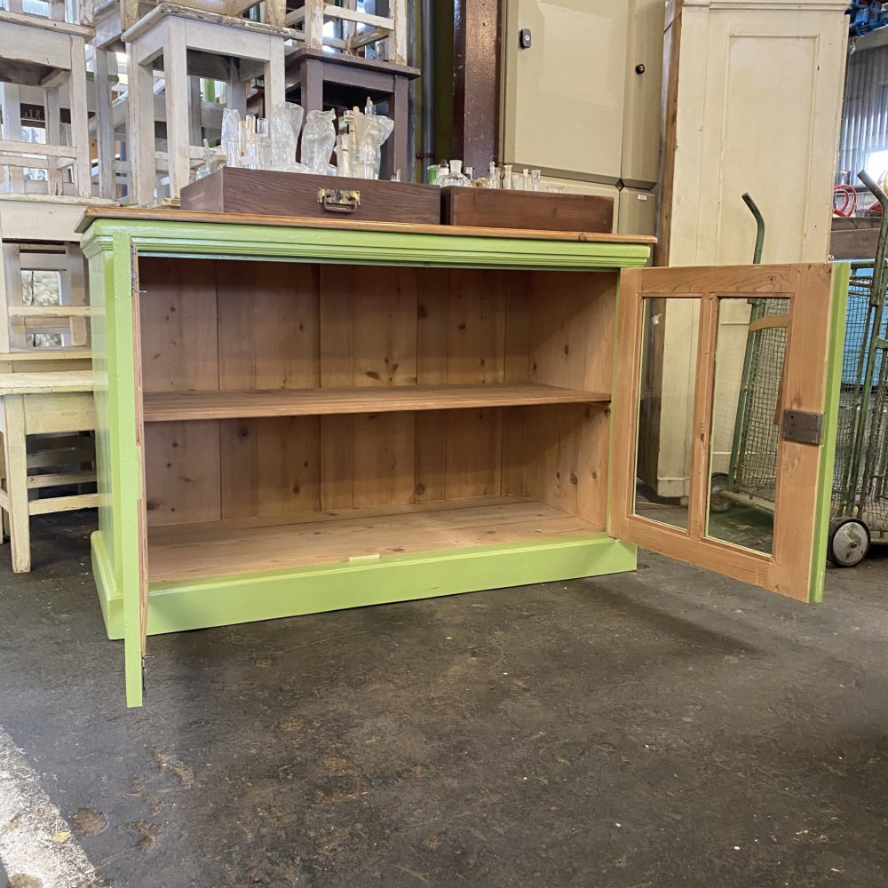 Groen houten dressoir