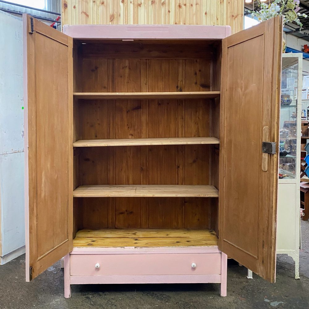 Brocante roze linnenkast