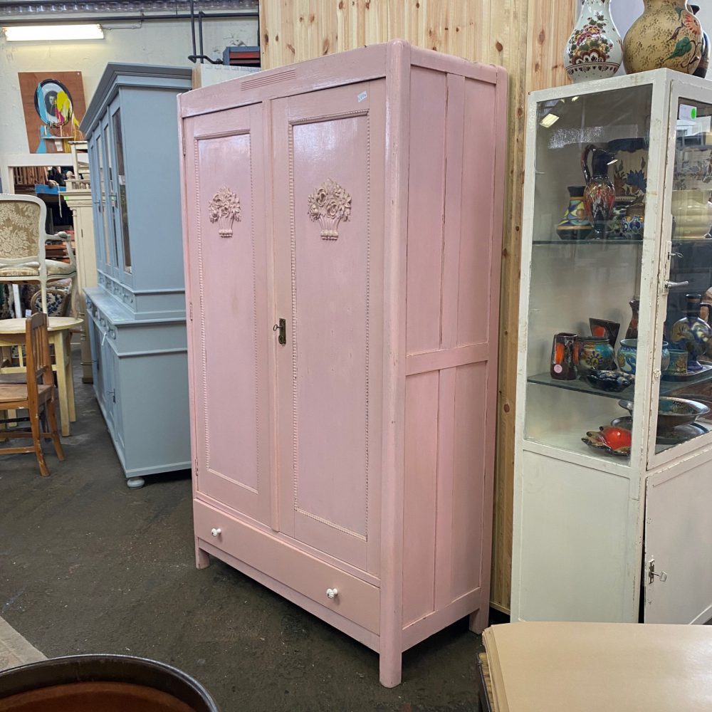 Brocante roze linnenkast