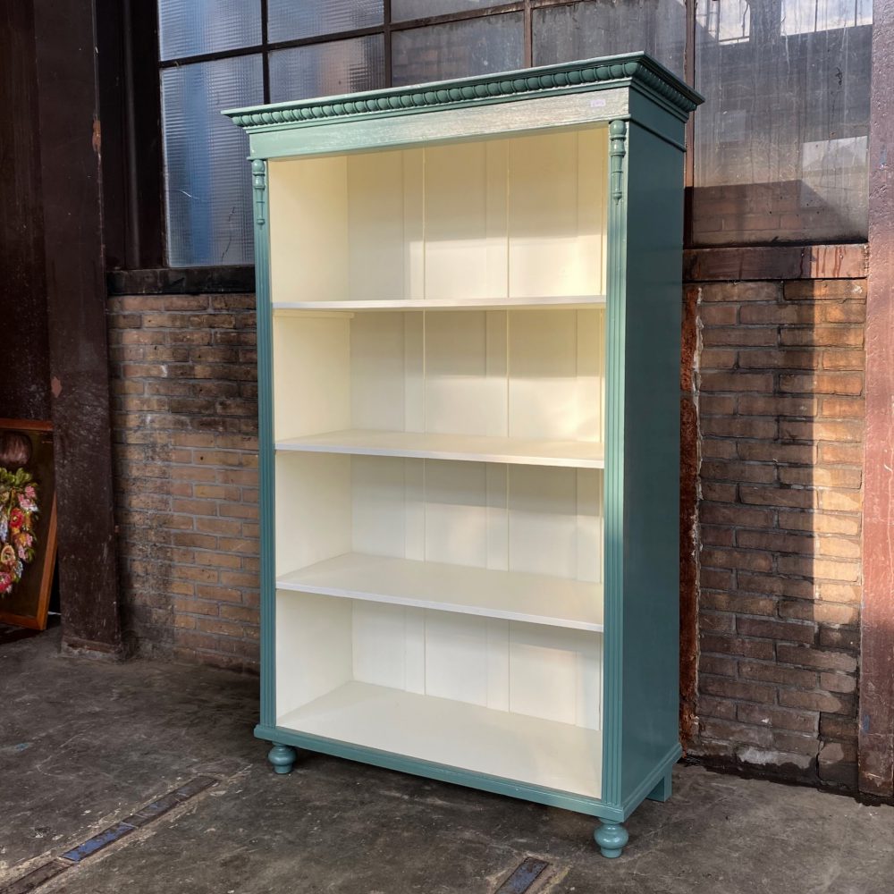 Groenblauwe boekenkast