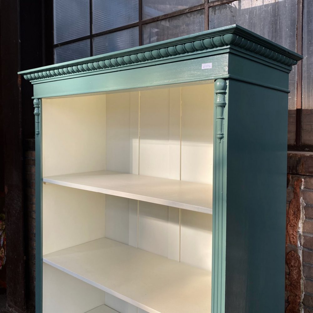 Groenblauwe boekenkast