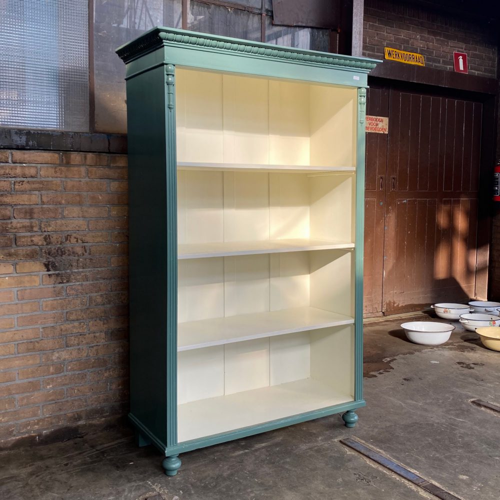 Groenblauwe boekenkast