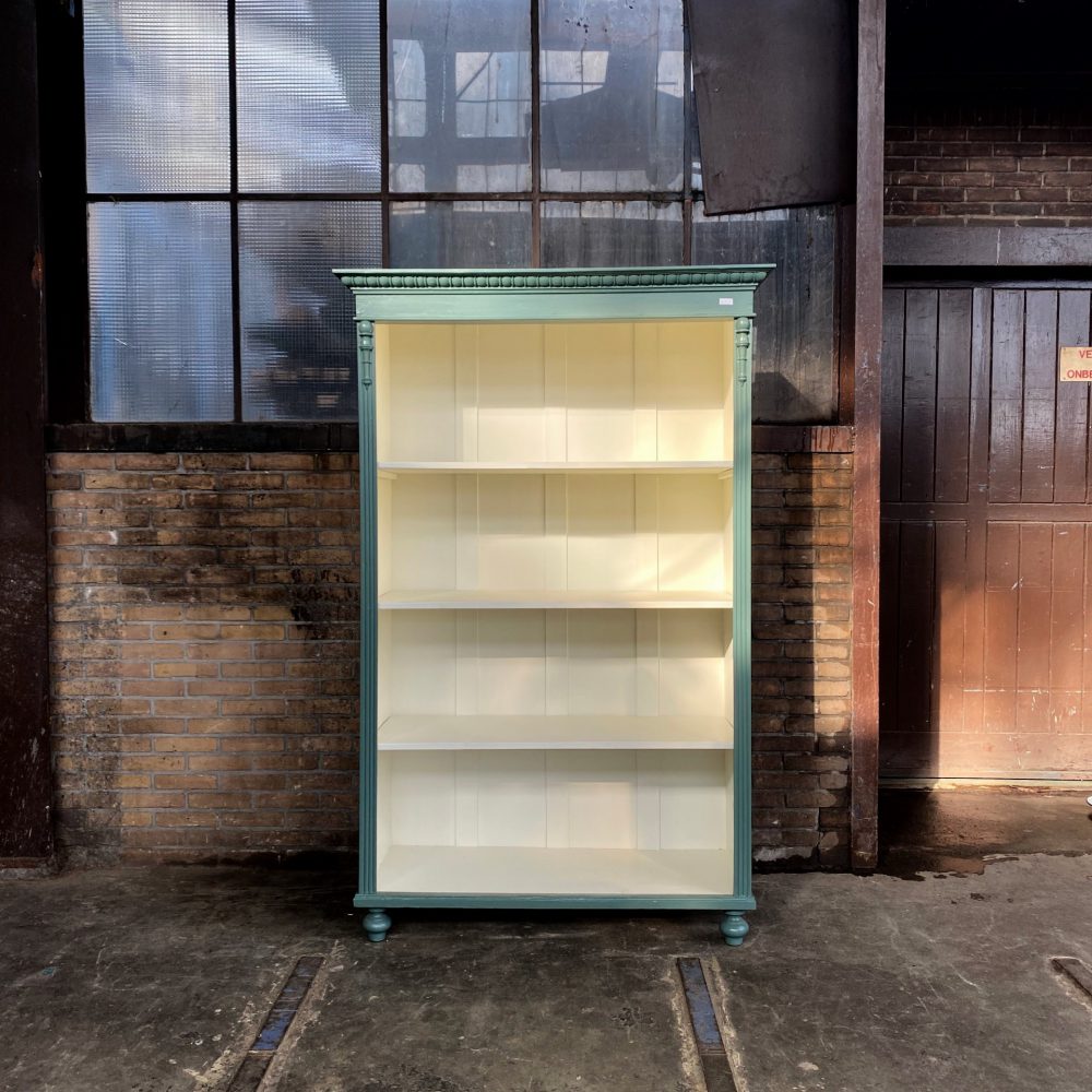 Groenblauwe boekenkast