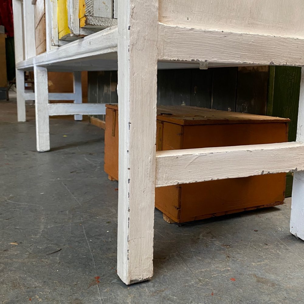 Witte open vakkenkast