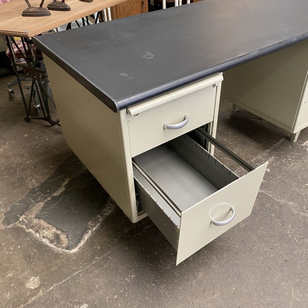 Vintage metalen bureau