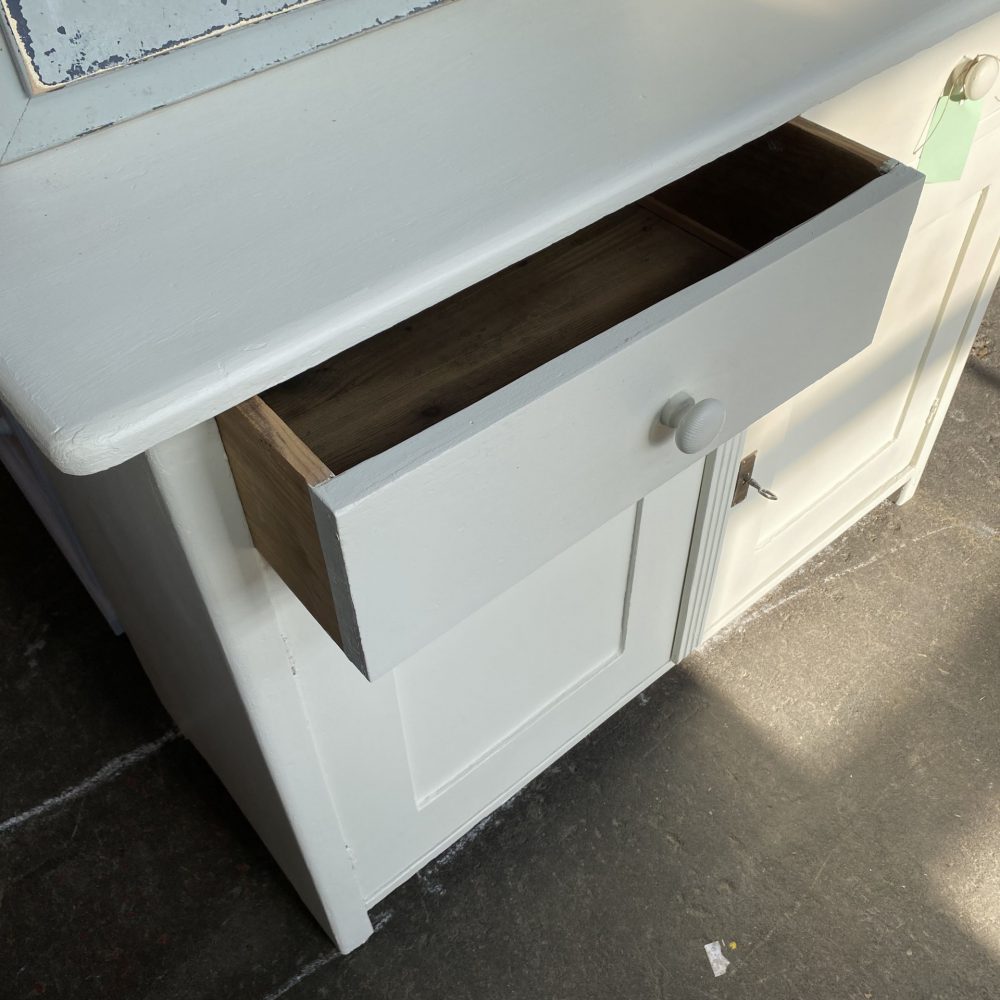 Witte commode