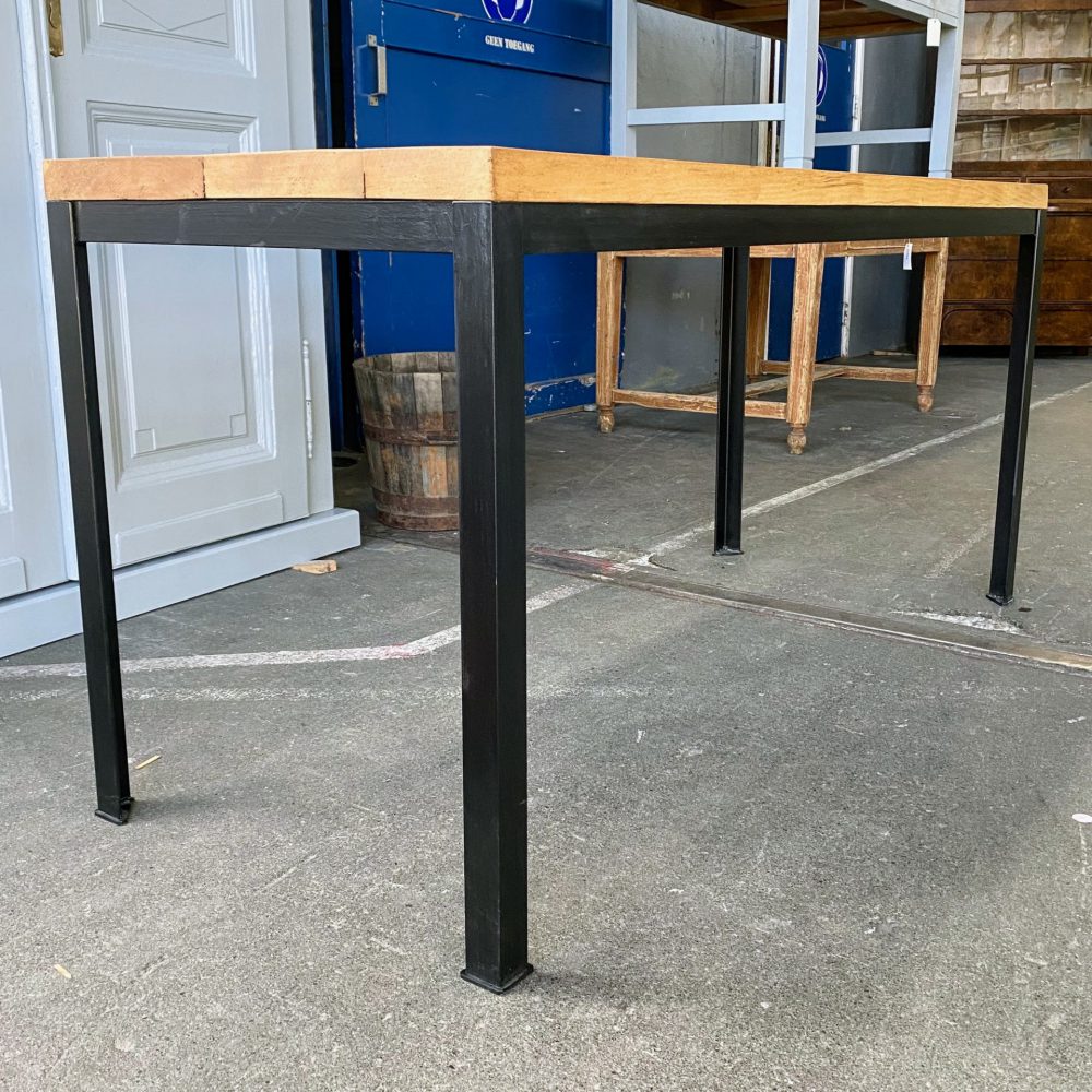 Industriële tafel met houten blad