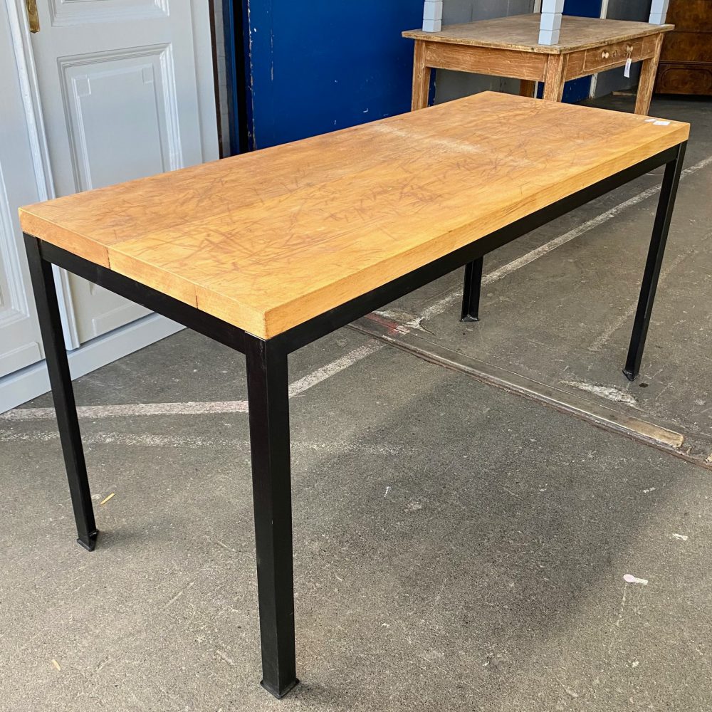 Industriële tafel met houten blad