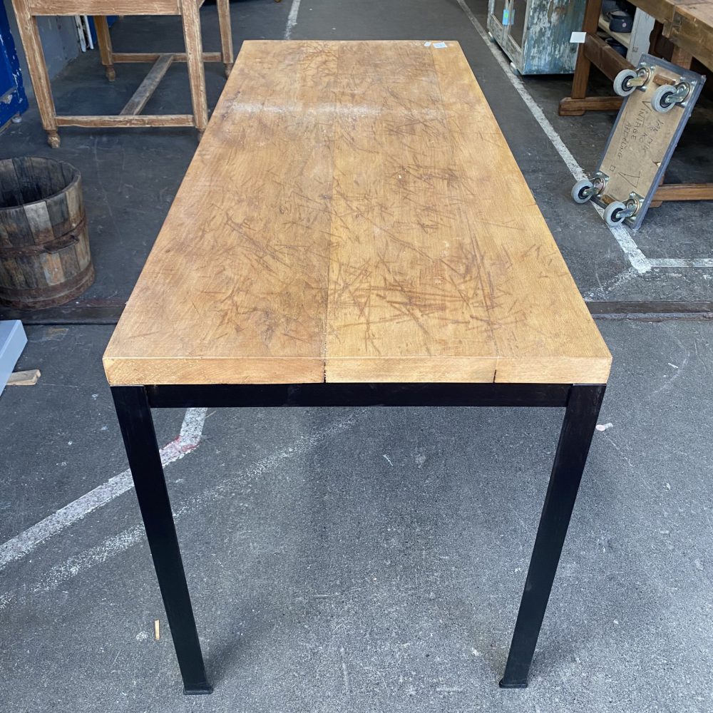 Industriële tafel met houten blad