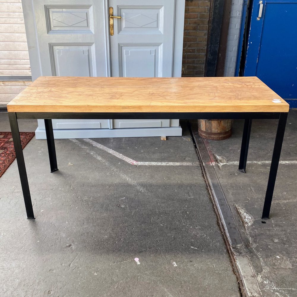 Industriële tafel met houten blad