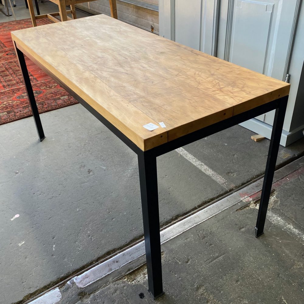 Industriële tafel met houten blad