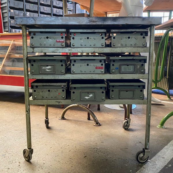 Metalen trolley met lades