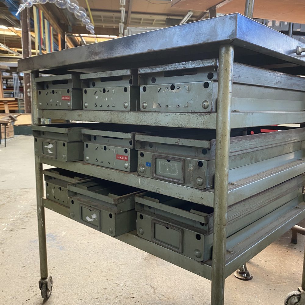 Metalen trolley met lades