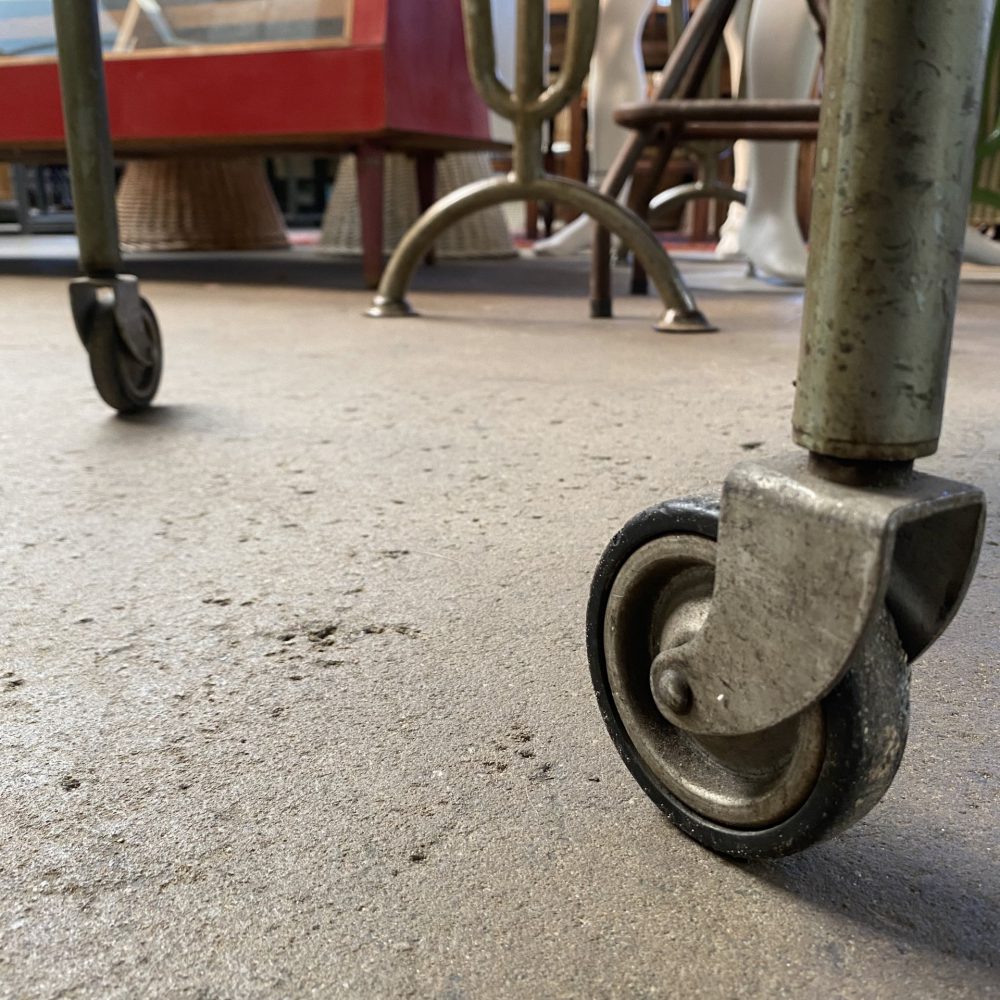 Metalen trolley met lades