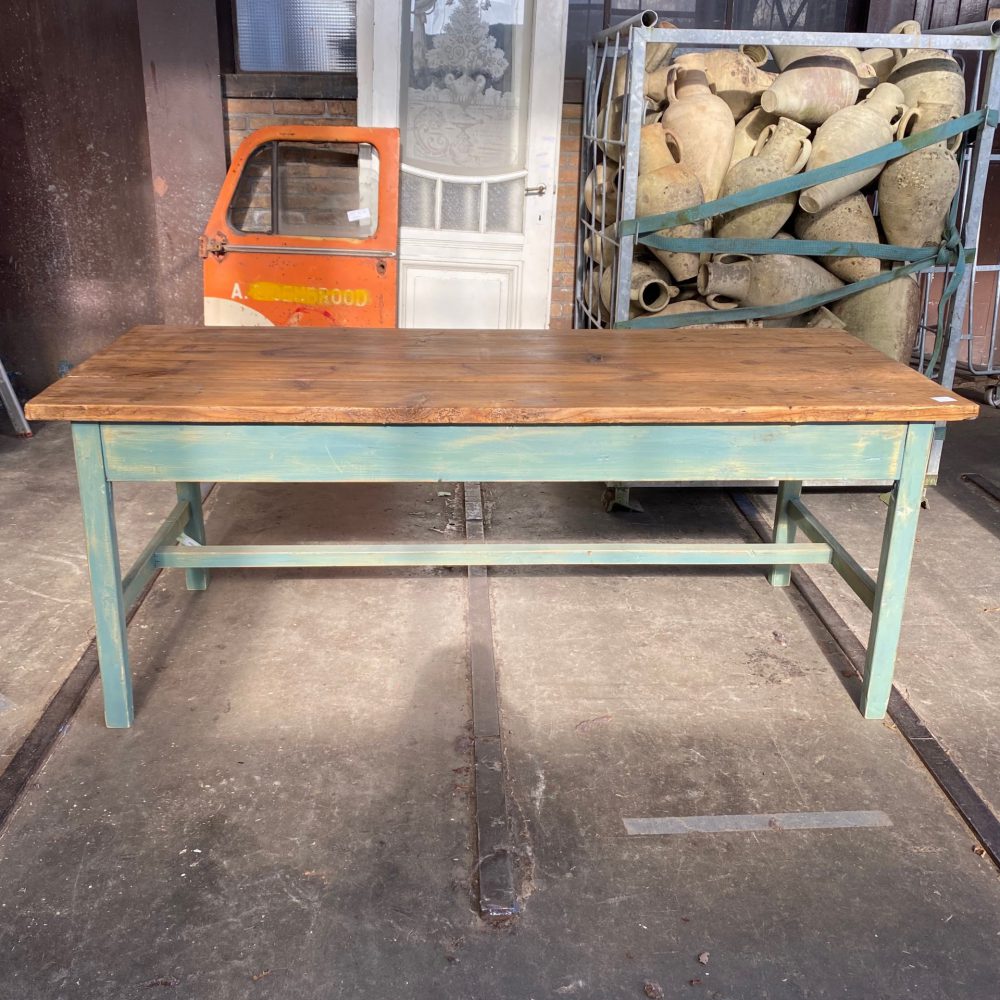 Groene houten tafel