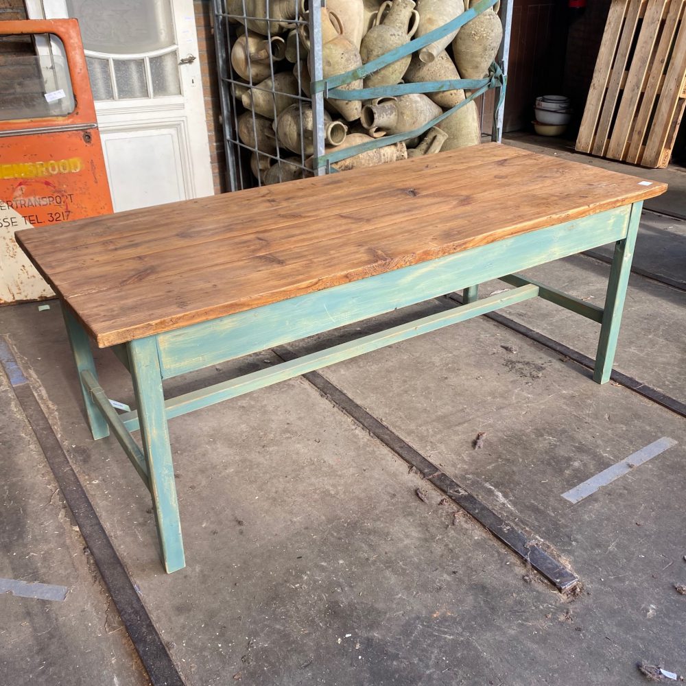 Groene houten tafel