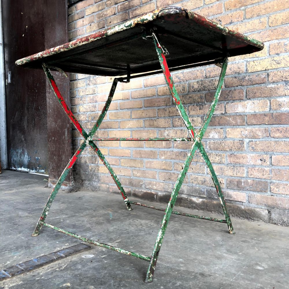 Metalen tuintafel