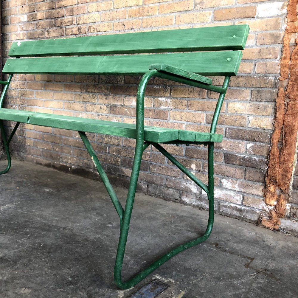 Groene metalen tuinbank