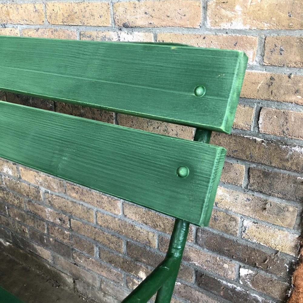 Groene metalen tuinbank