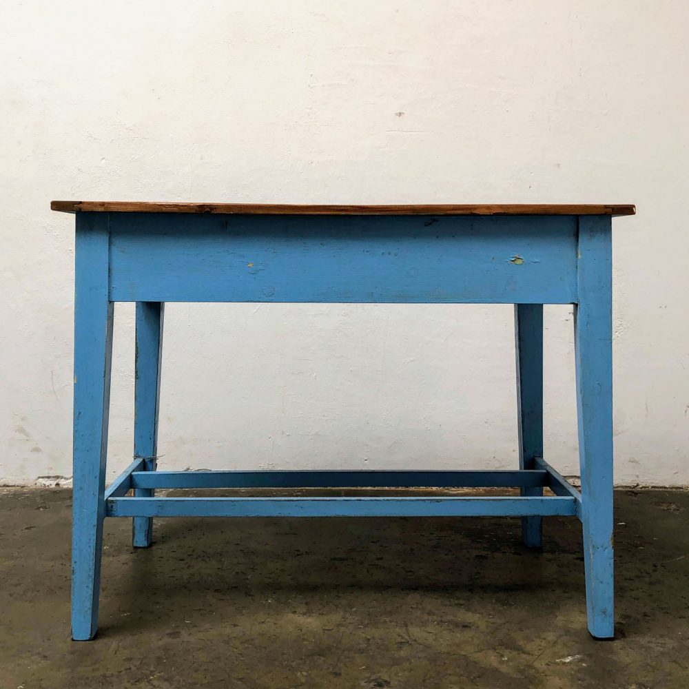 Blauwe eettafel