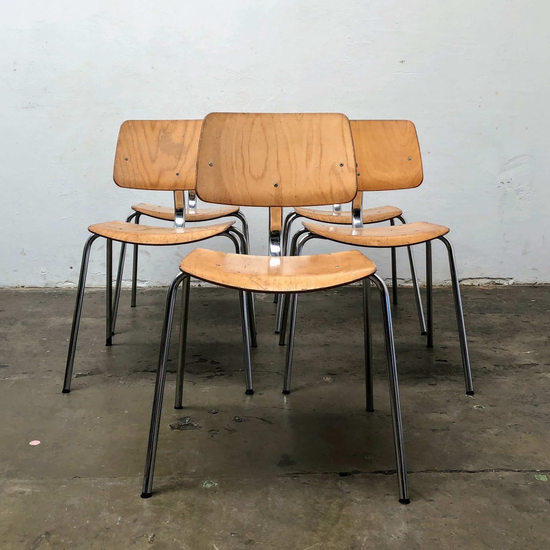 Weiland Kinderdag Bezienswaardigheden bekijken Vintage schoolstoelen » Van Dijk & Ko