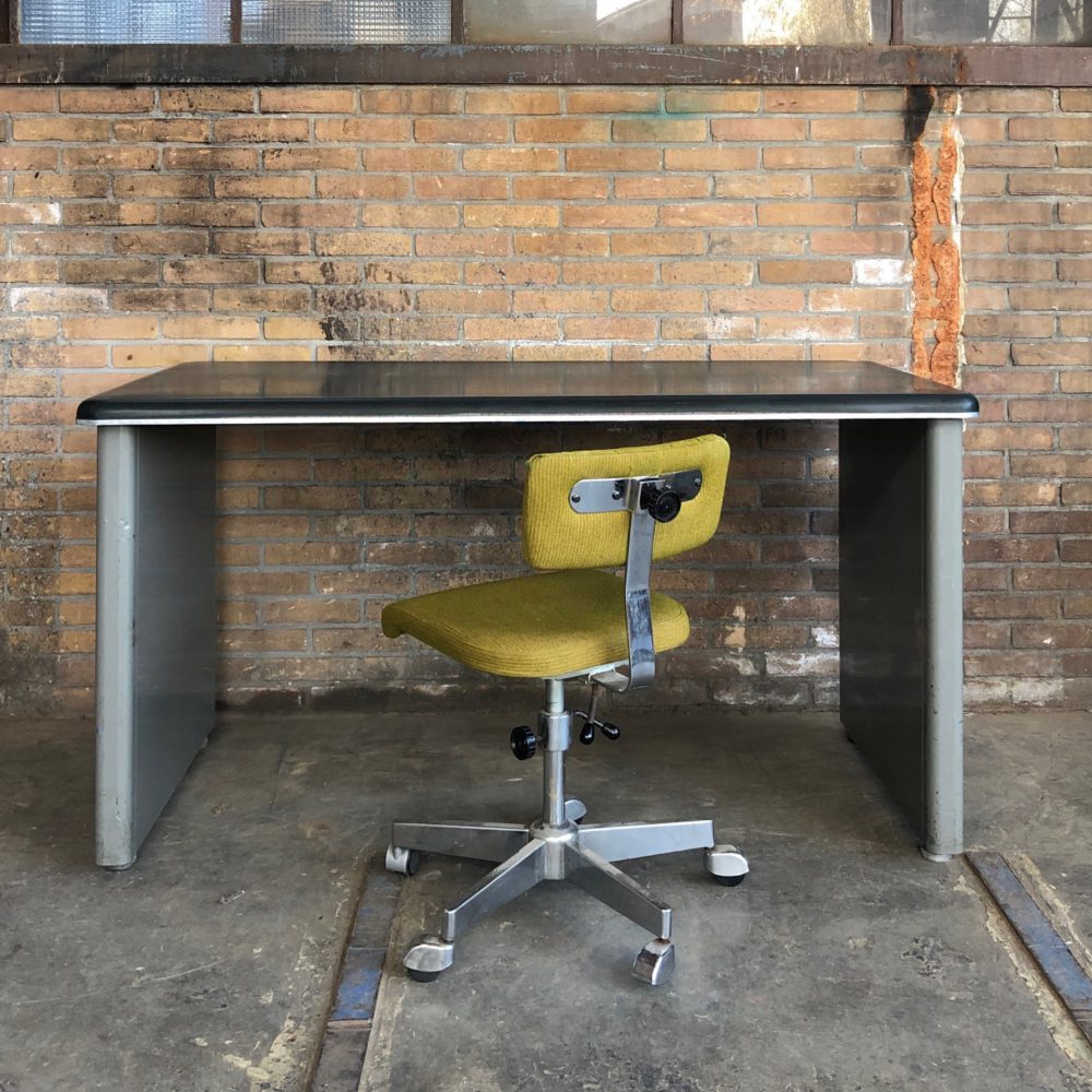 Metalen bureau