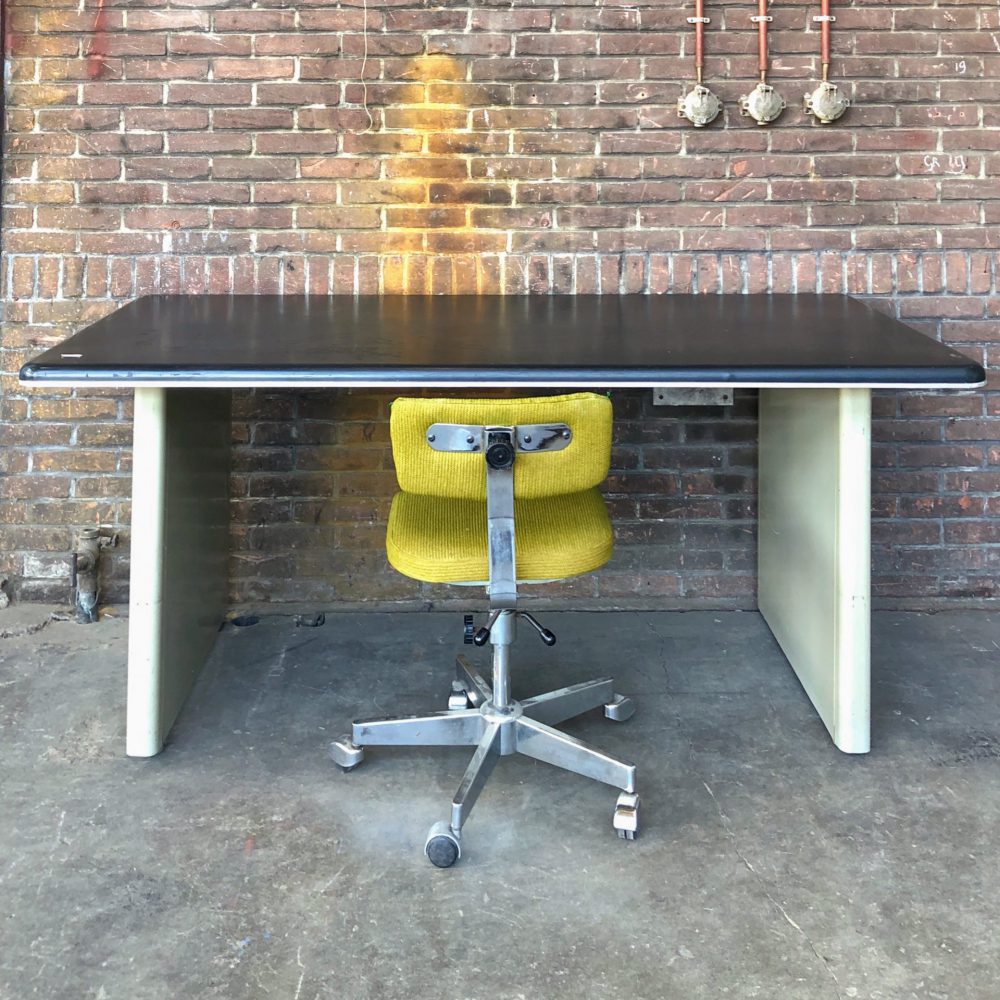 Metalen bureau