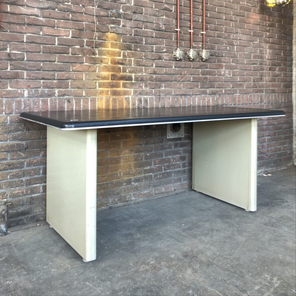 Metalen bureau