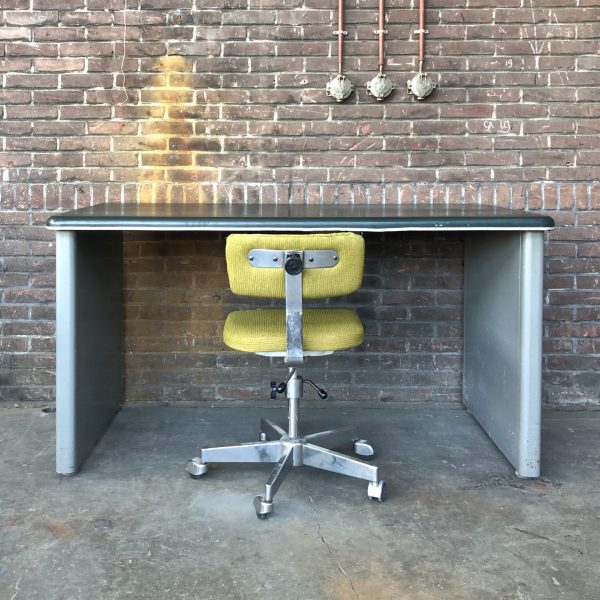 Metalen bureau