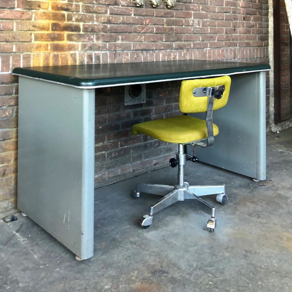 Metalen bureau