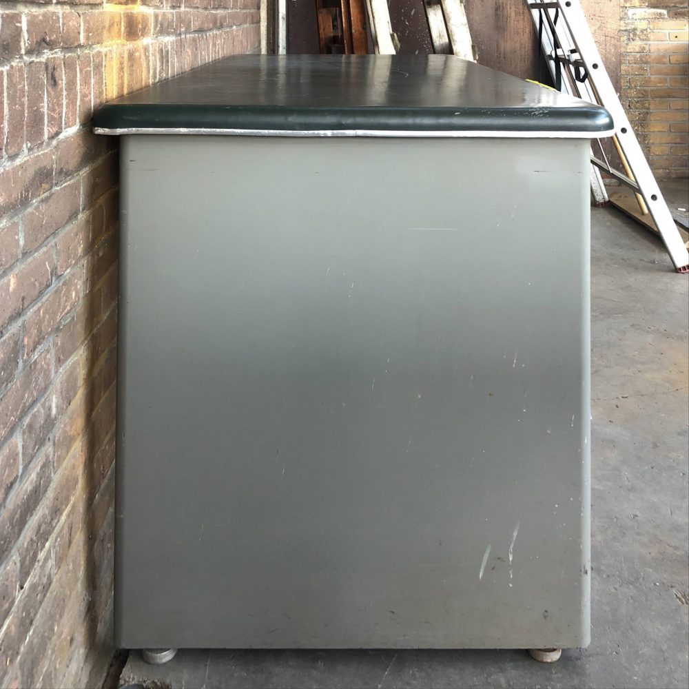 Metalen bureau