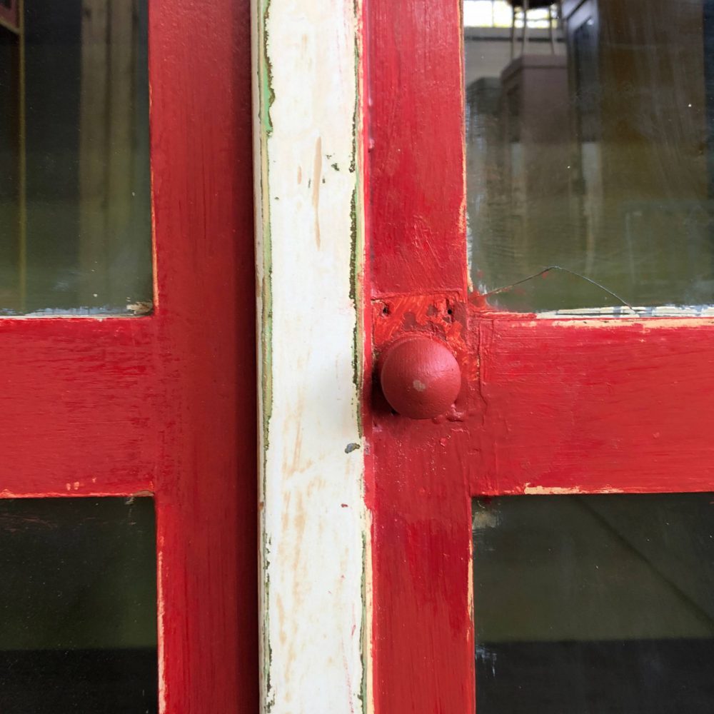 Wit-rode vitrinekast