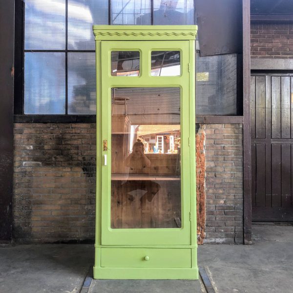 Groene vitrinekast
