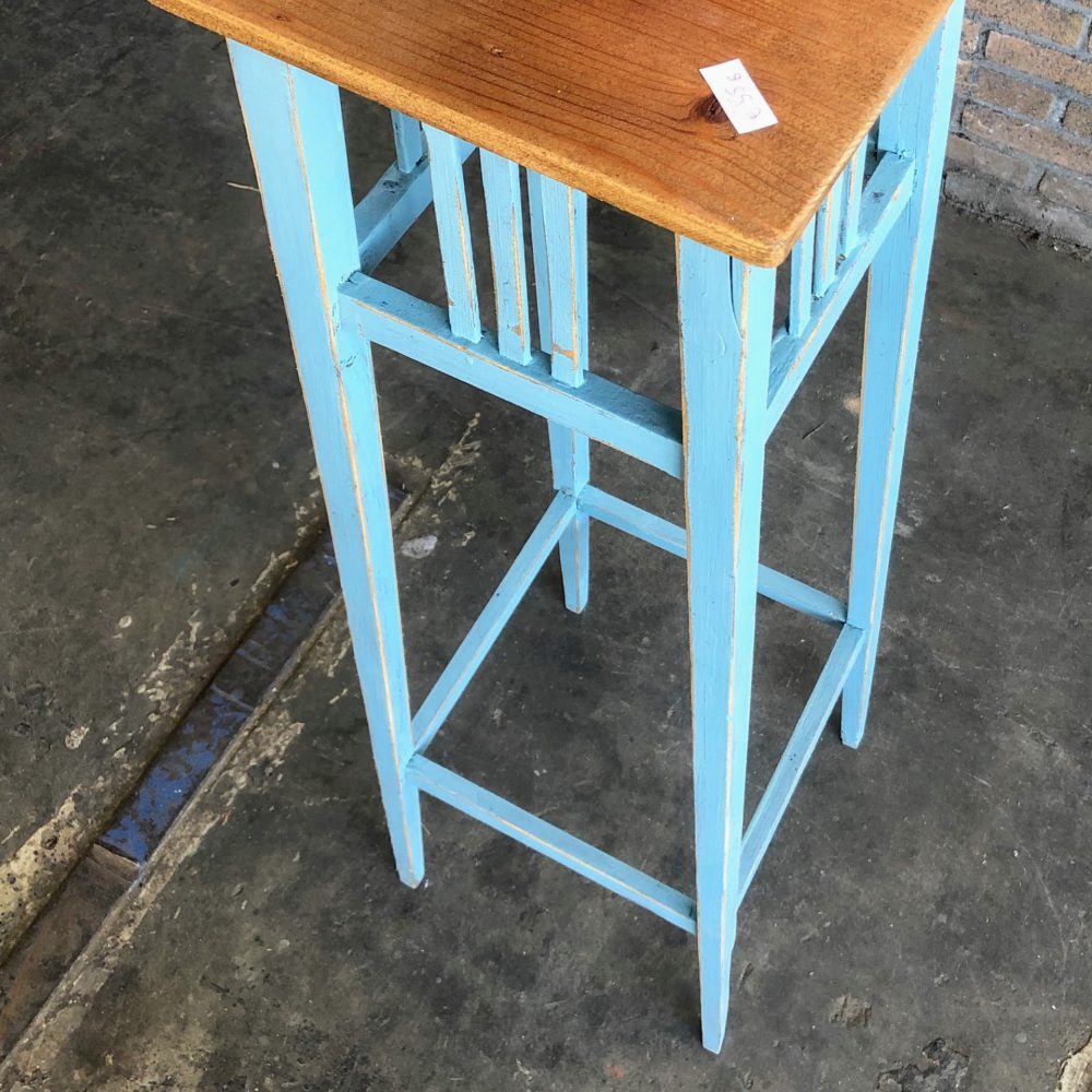 Houten blauwe plantentafel