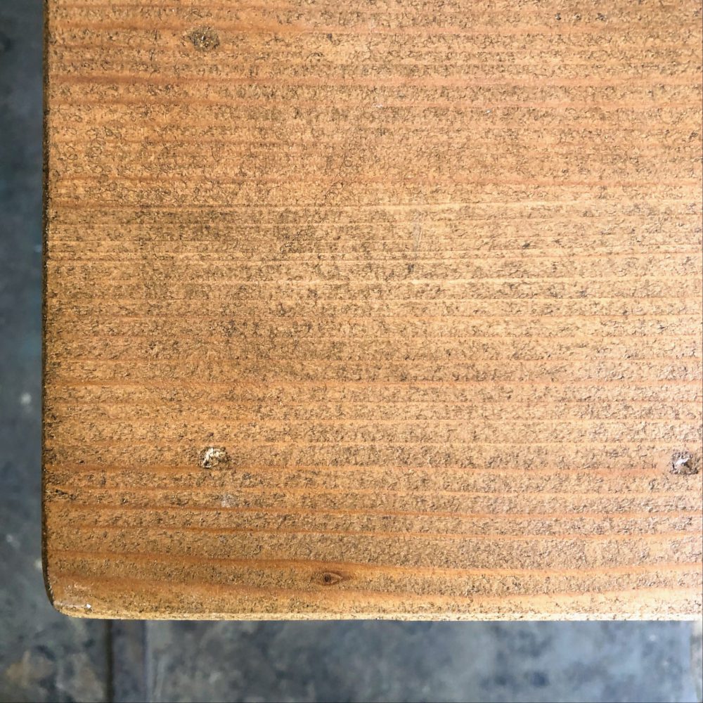 Houten blauwe plantentafel