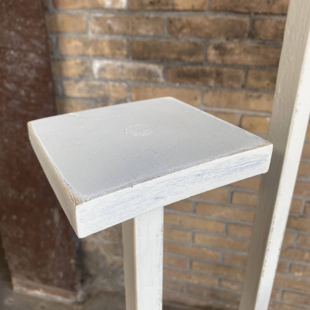 Witte houten plantentafel
