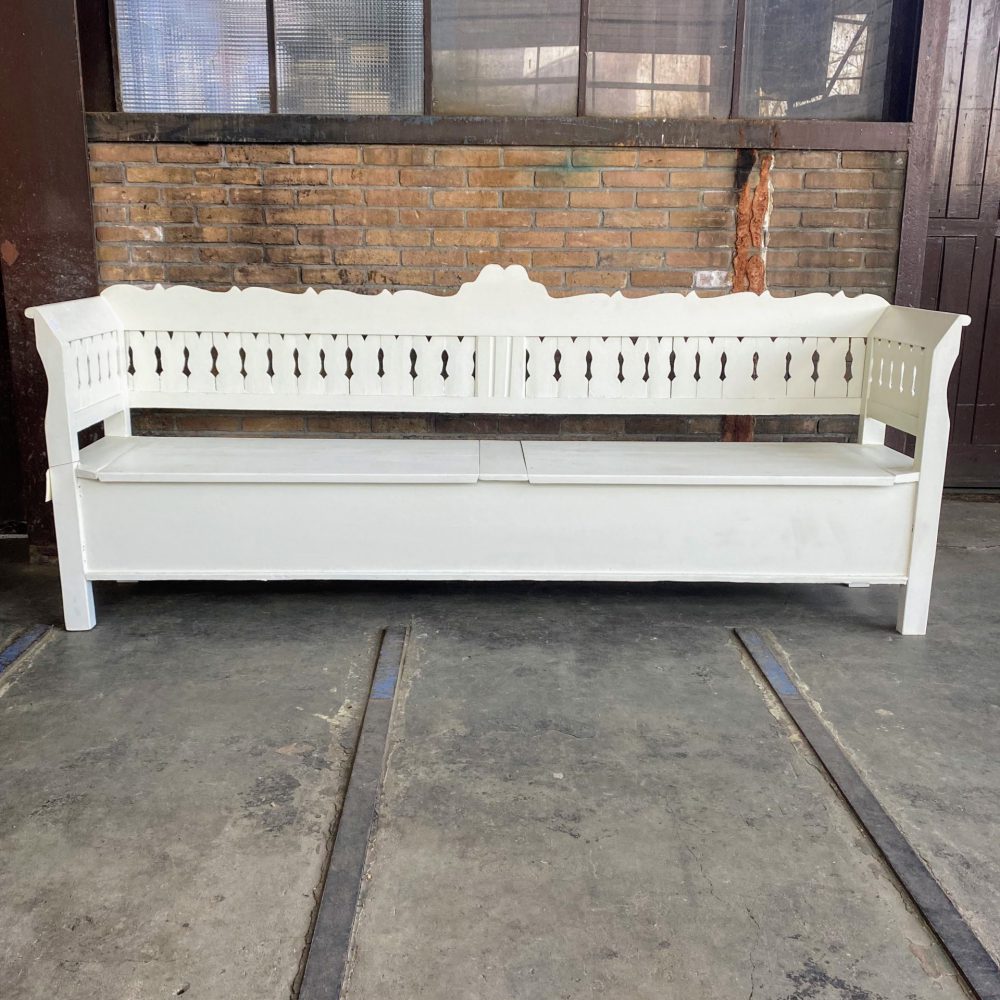 Witte houten klepbank