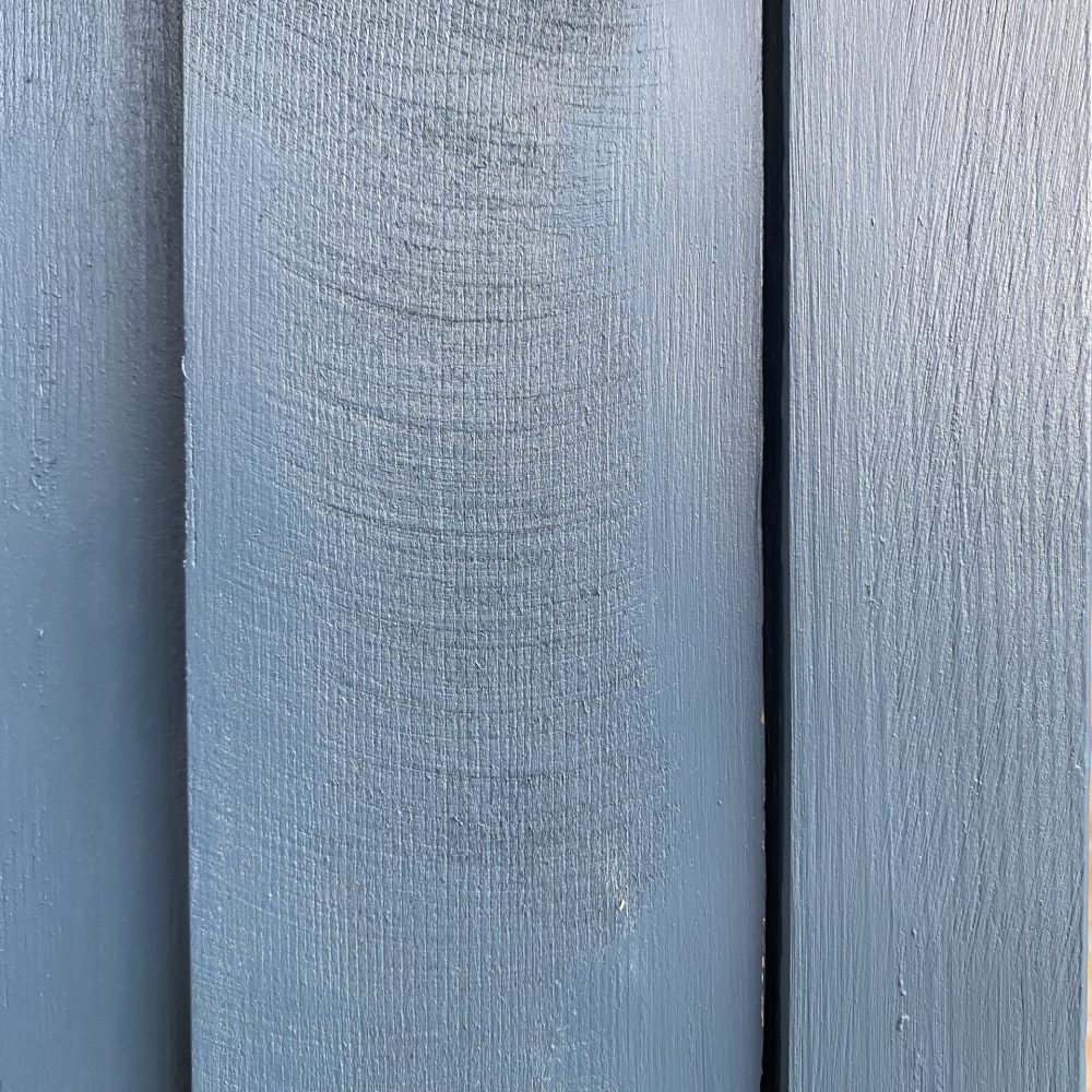 Blauwe houten linnenkast