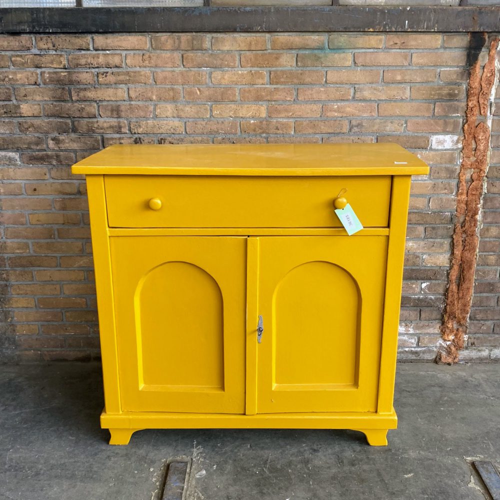 Gele commode