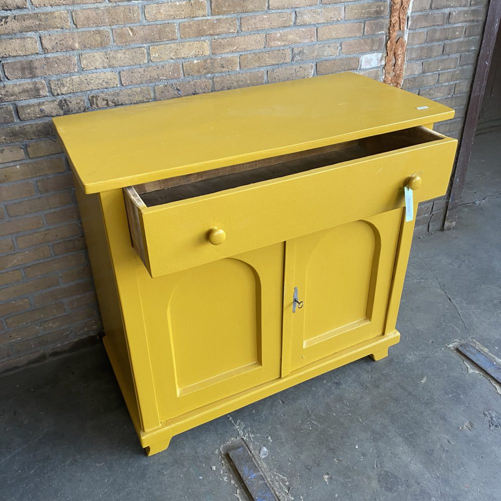 Gele commode