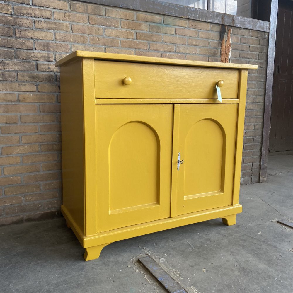 Gele commode