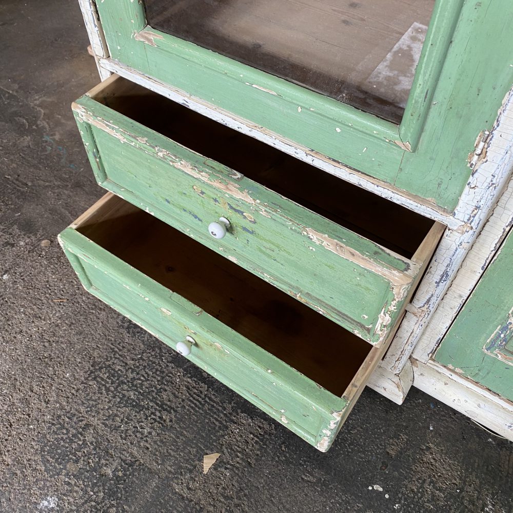 Brocante vitrinekast linnenkast