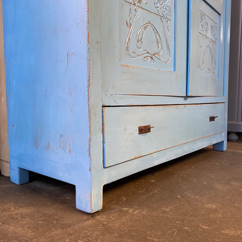 Blauwe bewerkte houten linnenkast
