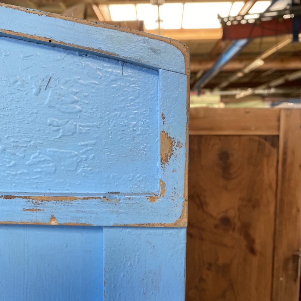 Blauwe bewerkte houten linnenkast