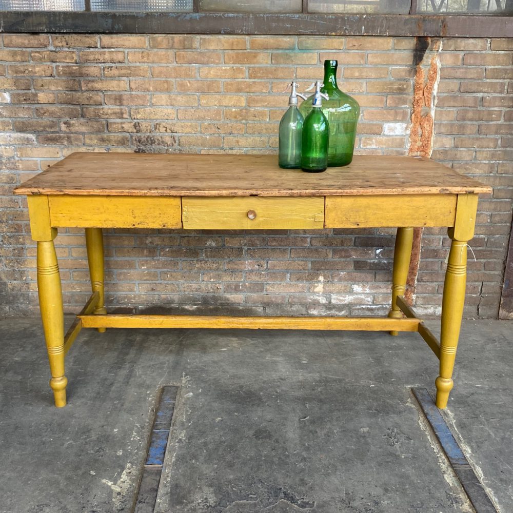 Gele eettafel