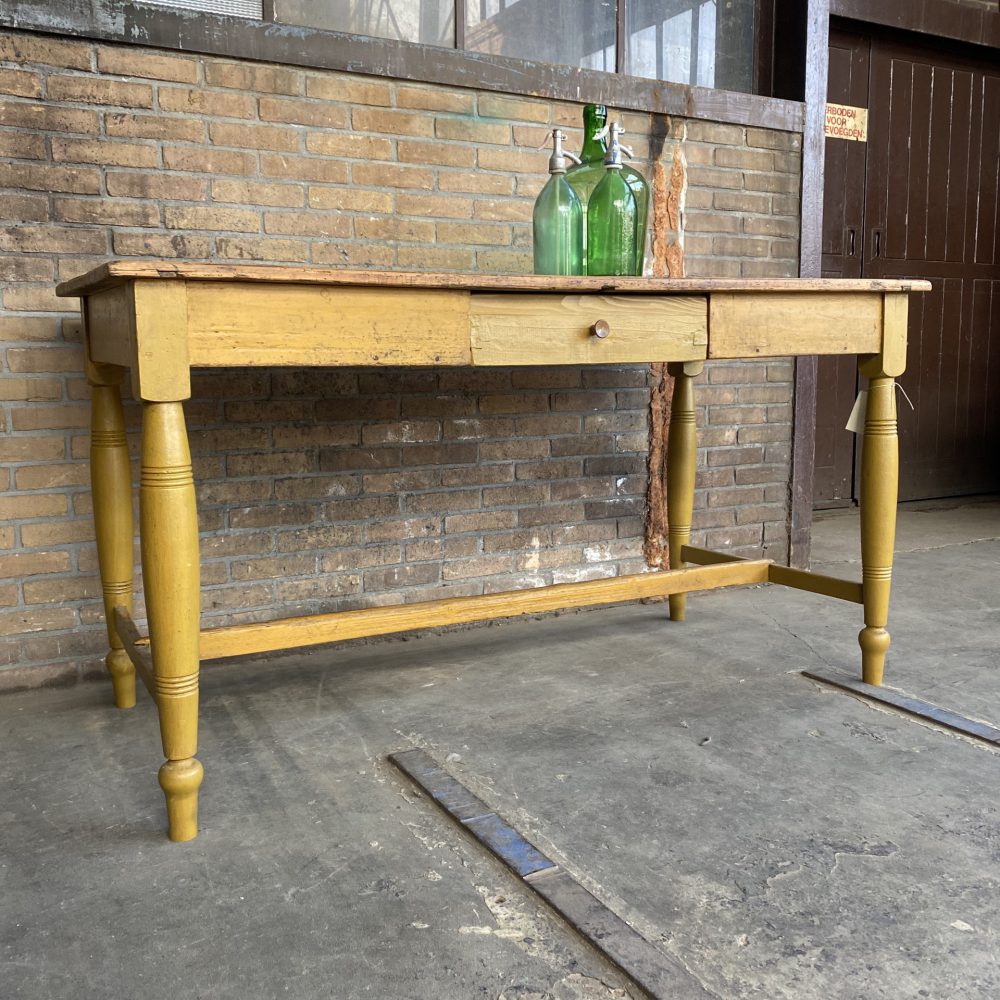 Gele eettafel