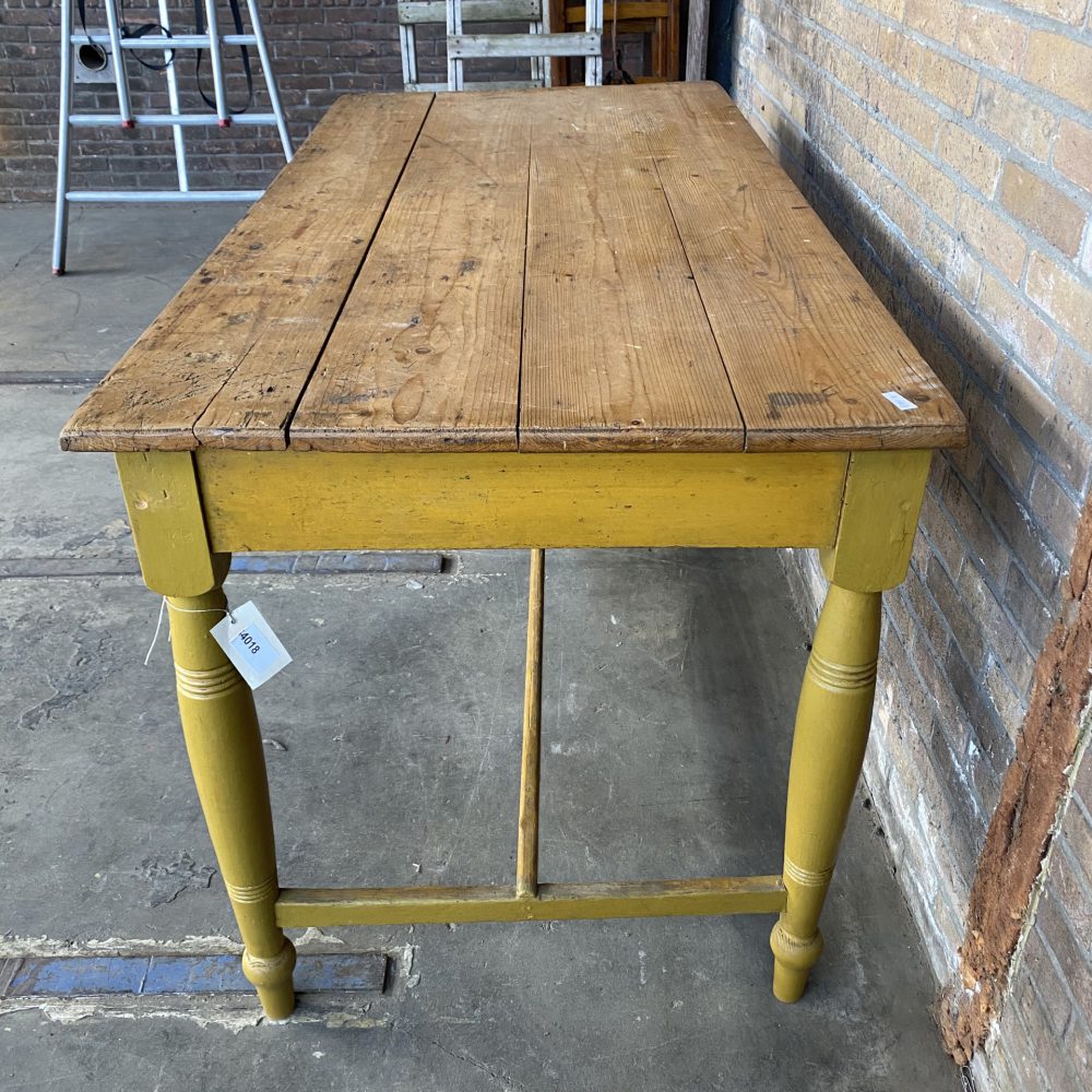 Gele eettafel