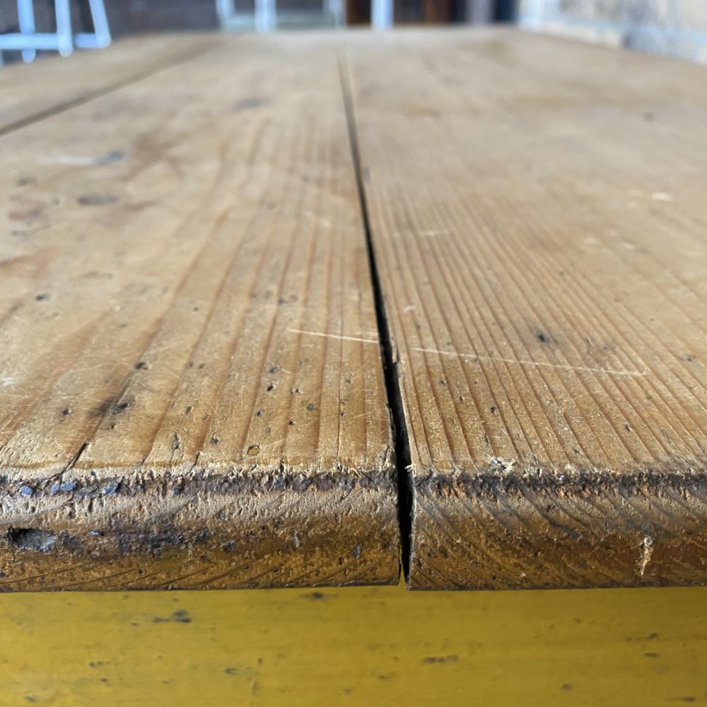 Gele eettafel